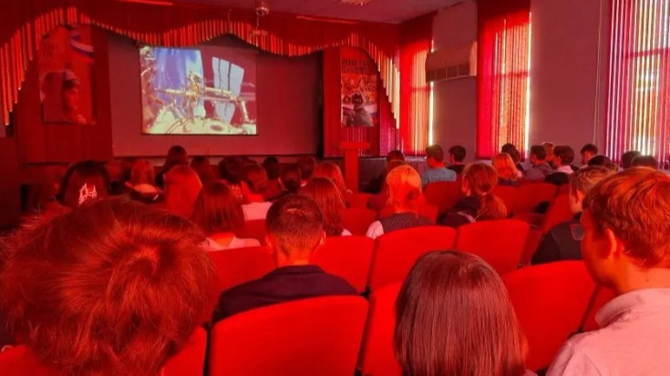 студенты смотрят ролик