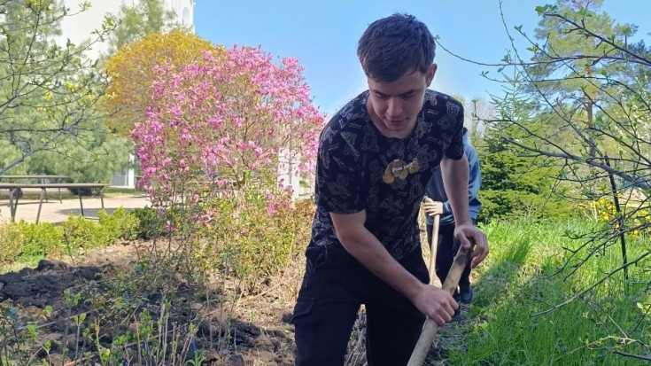 студенты вскапывают клумбы