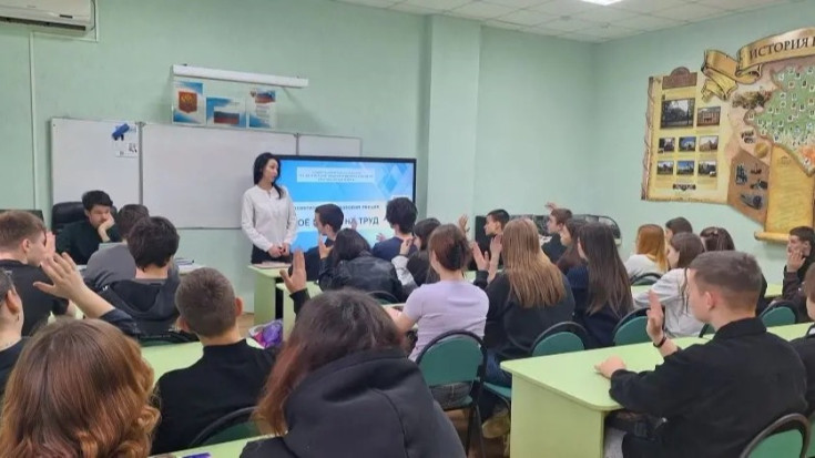 студенты задают вопросы лектору